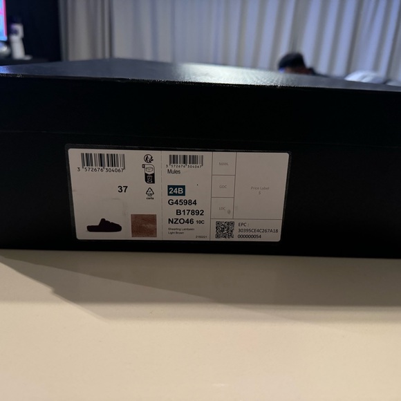 Chanel slippers and pouch - Picture 2 of 8